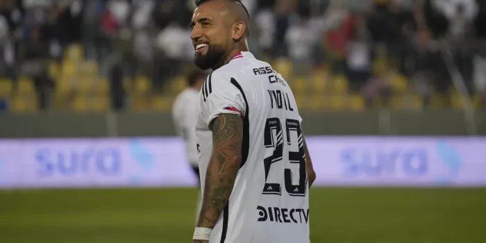 alt Vidal y Almirón se deleitan con una goleada de Colo Colo a Unión Española