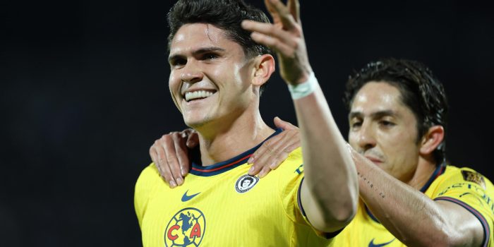 Fotografía de archivo de Israel Reyes (i) de América celebrando un gol en el estadio Olímpico Universitario de Ciudad de México (México). EFE/ Sáshenka Gutiérrez