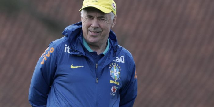 El entrenador de la selección brasileña de fútbol, Carlo Ancelotti, participa durante un entrenamiento este lunes en Granja Comary, en la ciudad de Teresópolis (Brasil). EFE/André Coelho