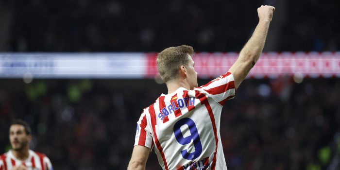 El delantero noruego del Atlético de Madrid Alexander Sørloth celebra tras anotar el primer gol del equipo durante el partido de la jornada 14 de LaLiga EA Sports en el Estadio Riyadh Air Metropolitano de la capital española. EFE/ Juanjo Martín