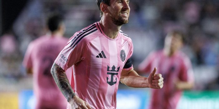 El capitán Lionel Messi aportó este martes un gol y una asistencia a la victoria maciza de Inter Miami por 3-1 sobre Seattle Sounders en Fort Lauderdale (Florida). EFE/EPA/CRISTOBAL HERRERA-ULASHKEVICH