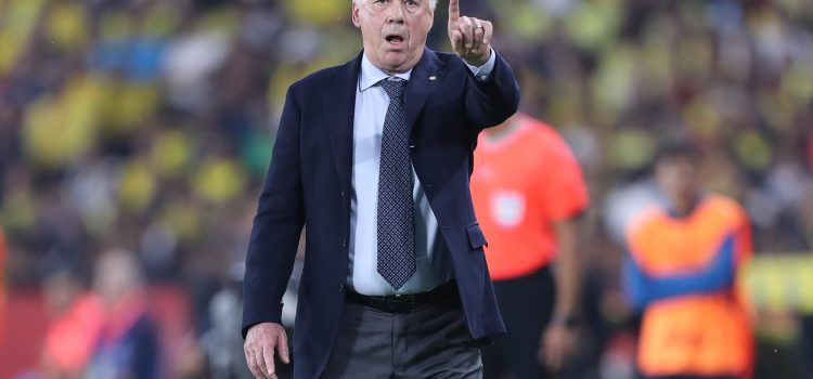 El entrenador de Brasil, Carlo Ancelotti, da instrucciones durante un partido de las eliminatorias sudamericanas para el Mundial de 2026 entre  las selecciones de Ecuador y Brasil en el estadio Monumental Isidro Romero Carbo en Guayaquil (Ecuador). EFE/ José Jacome