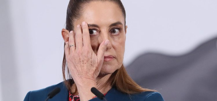 La presidenta de México, Claudia Sheinbaum, reacciona en una rueda de prensa este miércoles, en el Palacio Nacional de la Ciudad de México (México). EFE/ Mario Guzmán