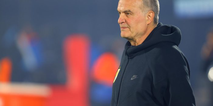 El seleccionador de Uruguay, Marcelo Bielsa, en acción ante Venezuela en el partido por las eliminatorias sudamericanas para el Mundial 2026. EFE/Gastón Britos