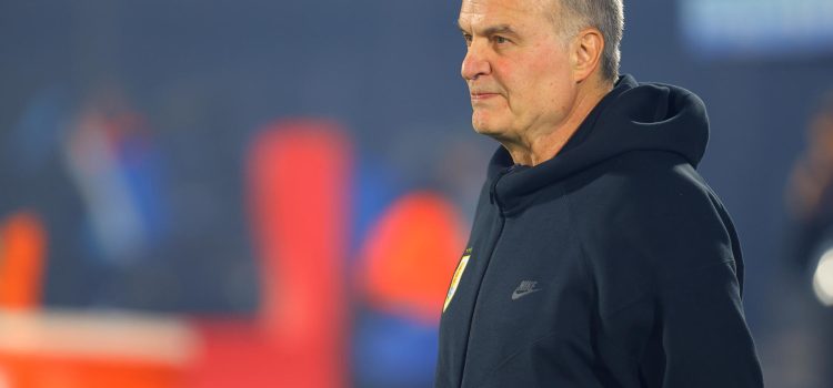 El seleccionador de Uruguay, Marcelo Bielsa, en acción ante Venezuela en el partido por las eliminatorias sudamericanas para el Mundial 2026. EFE/Gastón Britos