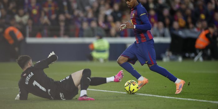 Lamine Yamal (d) trata de superar al portero pelea del Alavés Antonio Sivera, el sábado, en el partido de Liga disputado en el Camp Nou.EFE/Alberto Estévez