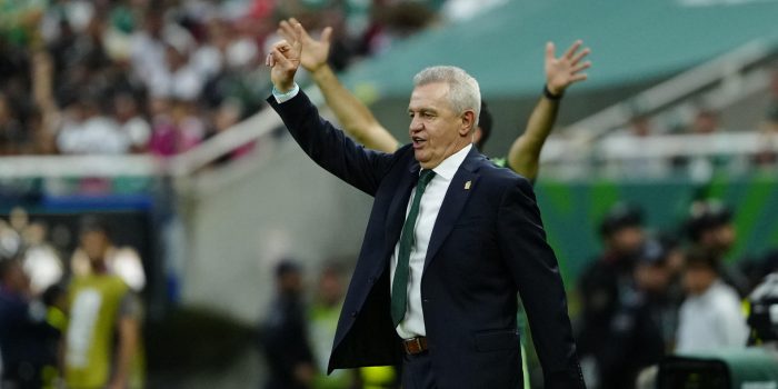 El seleccionador de México Javier Aguirre dirige este jueves, en un partido del grupo A del Mundial de la FIFA 2026 entre México y Corea del Sur, en el estadio Akron en Guadalajara (México). EFE/ Francisco Guasco