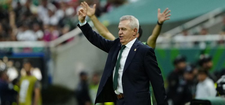 El seleccionador de México Javier Aguirre dirige este jueves, en un partido del grupo A del Mundial de la FIFA 2026 entre México y Corea del Sur, en el estadio Akron en Guadalajara (México). EFE/ Francisco Guasco