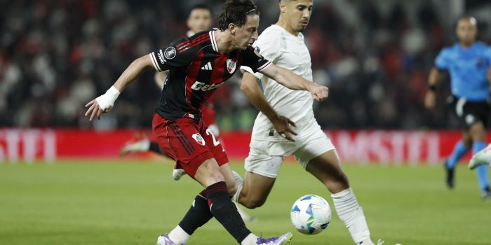 Matías Galarza (d) de River disputa el balón con Néstor Giménez de Libertad durante un partido de octavos de final de la Copa Libertadores. EFE/ Juan Pablo Pino