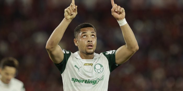 Vitor Roque de Palmeiras celebra tras anotar un gol en un partido de la fase de grupos de la Copa Libertadores . EFE/ Juan Pablo Pino