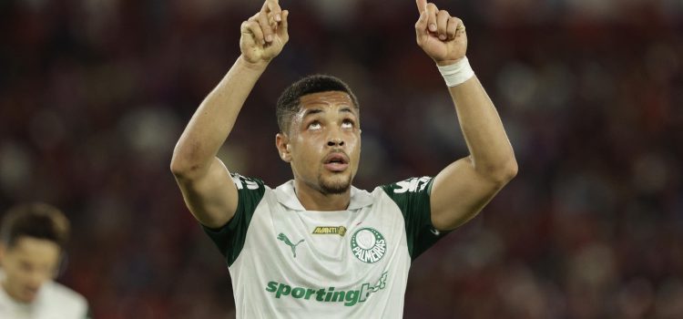 Vitor Roque de Palmeiras celebra tras anotar un gol en un partido de la fase de grupos de la Copa Libertadores . EFE/ Juan Pablo Pino