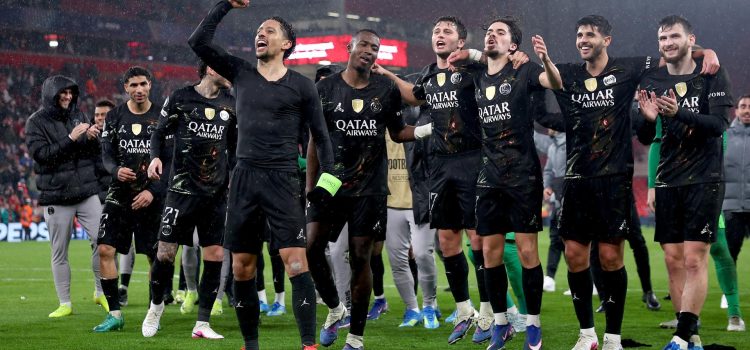 Marquinhos, al frente, junto a sus compañeros tras una victoria en esta edición de la Liga de Campeones. EFE/EPA/ADAM VAUGHAN