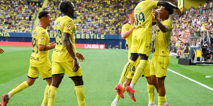 El centrocampista canadiense del Villarreal Tachon Buchanan (d) celebra el segundo gol de su equipo durante el partido de LaLiga entre el Villarreal y el Girona, en el estadio de la Cerámica. EFE/ Andreu Esteban