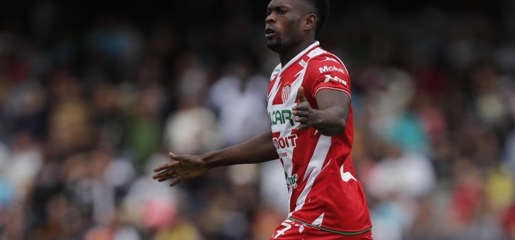 Fotografía de archivo de Diber Cambindo de Necaxa durante un partido en el estadio Olímpico Universitario de Ciudad de México (México). EFE/ Isaac Esquivel