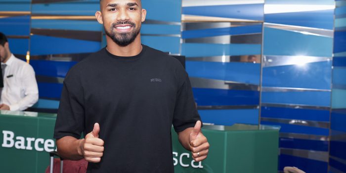 El jugador venezolano Yangel Herrera este domingo a su llegada a San Sebastián, procedente de Girona, para firmar su nuevo contrato como jugador de la Real Sociedad. EFE/Javi Colmenero