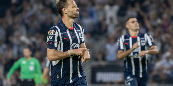 El español Sergio Canales celebra este domingo el gol de penalti que ha garantinzado el triunfo de Monterrey por 2-1 sobre León en partido del torneo Apertura mexicano jugado en el estadio BBVA. EFE/Miguel Sierra