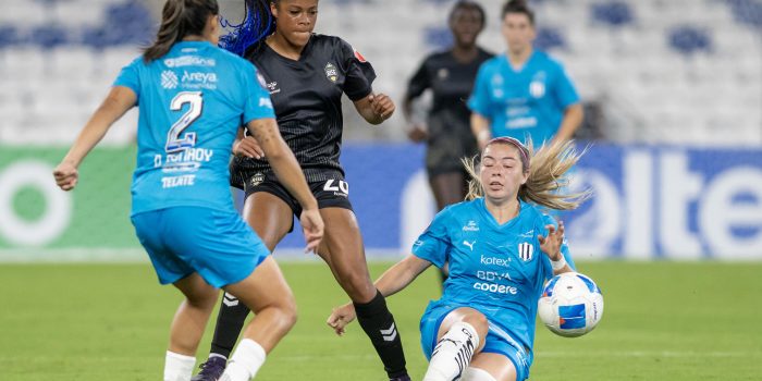 Katty Martinez (d) de Monterrey disputa el balón con Jaime Perrault (c) de Vancouver este jueves, en un partido de la Copa de Campeones Concacaf (F) entre Monterrey y Vancouver en el estadio BBVA, en Monterrey (México). EFE/ Miguel Sierra