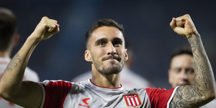 El argentino Mauro Acosta celebra el gol del empate 1-1 de Estudiantes con Gremio en el partido que cerró la fase de grupos de la Copa Libertadores en el estadio Couto Pereira de la ciudad brasileña  de Curitiba. EFE/ Hedeson Alves