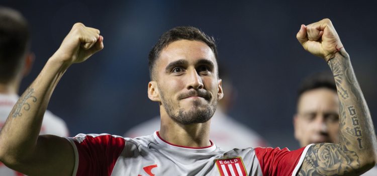 El argentino Mauro Acosta celebra el gol del empate 1-1 de Estudiantes con Gremio en el partido que cerró la fase de grupos de la Copa Libertadores en el estadio Couto Pereira de la ciudad brasileña  de Curitiba. EFE/ Hedeson Alves