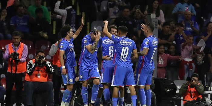 Jugadores del Cruz Azul celebran un gol en el estadio Azteca de Ciudad de México (México). EFE/Sánhenka Gutiérrez