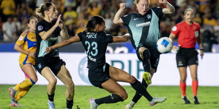 La delantera española Esther Gonzalez (i), Midge Purce (c) y Emily Sonett resisten en defensa a un avance de Tigres en la final de la Copa de Campeones de la Concacaf jugado este sábado en el Estadio Universitario de la ciudad mexicana de Monterrey. EFE/ Miguel Sierra