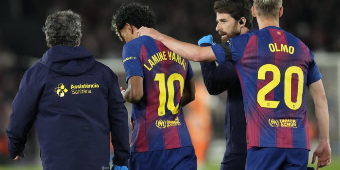 El delantero del FC Barcelona Lamine Yamal (2i) se retira lesionado durante el partido de la jornada 33 de LaLiga que FC Barcelona y Celta de Vigo disputaron en el Camp Nou. EFE/Enric Fontcuberta