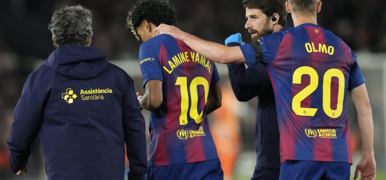 El delantero del FC Barcelona Lamine Yamal (2i) se retira lesionado durante el partido de la jornada 33 de LaLiga que FC Barcelona y Celta de Vigo disputaron en el Camp Nou. EFE/Enric Fontcuberta