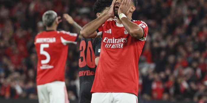 El jugador del Benfica Vangelis Pavlidis se lamenta durante el partido de la cuarta jornada de la UEFA Champions League que han jugado SL Benfica y Bayer 04 Leverkusen, en Lisboa, Portugal. EFE/EPA/MIGUEL A. LOPES
