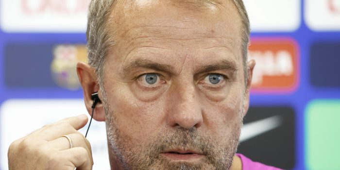 El entrenador del FC Barcelona, Hansi Flick, en la rueda de prensa tras el entrenamiento del equipo en la Ciudad Deportiva Joan Gamper, en Sant Joan Despí (Barcelona) este sábado. EFE/ Andreu Dalmau