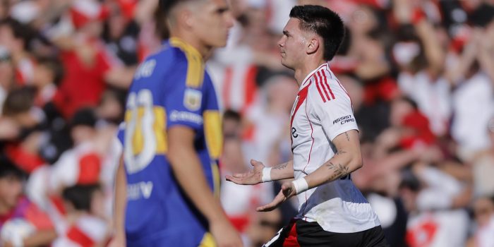 Franco Mastantuono (d) de River Plate durante un partido del Torneo Apertura de la Liga de Argentina entre River Plate y Boca Juniors. EFE/ Juan Ignacio Roncoroni