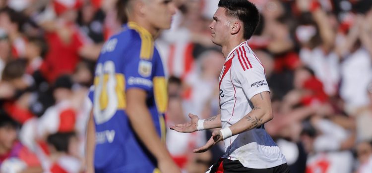 Franco Mastantuono (d) de River Plate durante un partido del Torneo Apertura de la Liga de Argentina entre River Plate y Boca Juniors. EFE/ Juan Ignacio Roncoroni