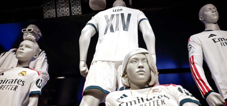 El Real Madrid ha puesto a la venta en su tienda oficial este lunes una edición limitada de camisetas con el nombre de León XIV, con un precio de 195 euros, después de que el papa desvelara su afición por el conjunto madridista. EFE/ Rodrigo Jiménez