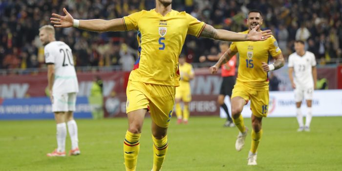 El jugador rumano Virgil Ghita celebra el 1-0 durante el partido del grupo H que han jugado Rumanía y Austria en Bucarest, Rumanía. EFE/EPA/ROBERT GHEMENT