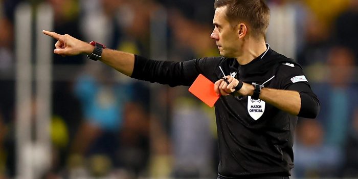Imagen de archivo del arbitro francés Clement Turpin. EFE/EPA/TOLGA BOZOGLU