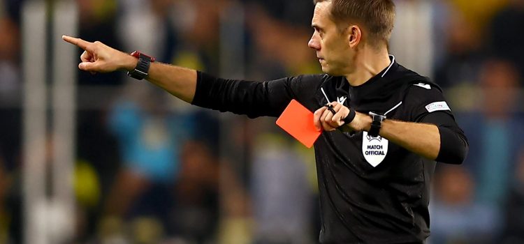 Imagen de archivo del arbitro francés Clement Turpin. EFE/EPA/TOLGA BOZOGLU