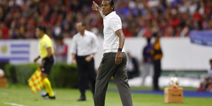 El entrenador de Cruz Azul, Joel Huiqui, da indicaciones este sábado, en un partido. Imagen de archivo. EFE/ Francisco Guasco