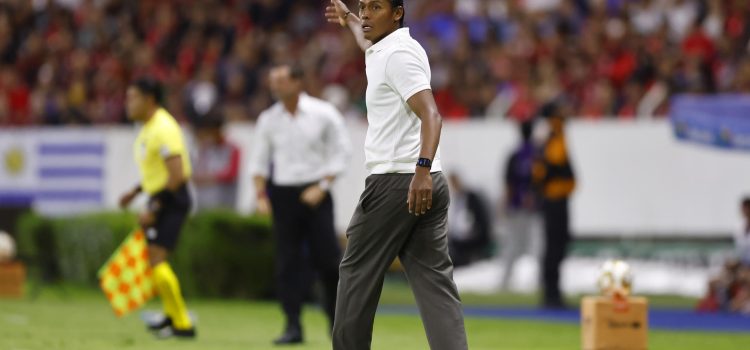 El entrenador de Cruz Azul, Joel Huiqui, da indicaciones este sábado, en un partido. Imagen de archivo. EFE/ Francisco Guasco