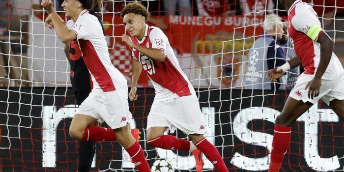 El jugador del Mónaco Maghnes Akliouche celebra el 1-0 durante el partido de la UEFA Champions League que han jugado AS Monaco y Barcelona en Monaco. EFE/EPA/SEBASTIEN NOGIER