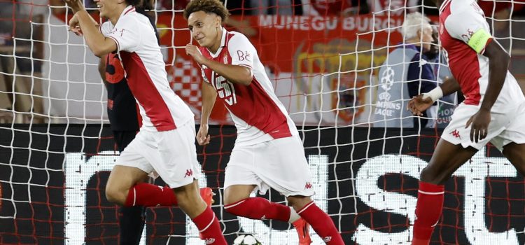 El jugador del Mónaco Maghnes Akliouche celebra el 1-0 durante el partido de la UEFA Champions League que han jugado AS Monaco y Barcelona en Monaco. EFE/EPA/SEBASTIEN NOGIER