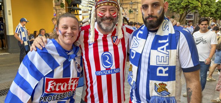 Aficionados del Atlético de Madrid y Real Sociedad por las calles de Sevilla antes del partido de la final de la Copa del Rey que ambos equipos disputan esta noche en el estadio de La Cartuja. EFE/David Arjona
