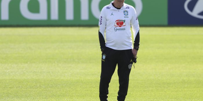 El seleccionador de Brasil, Carlo Ancelotti, dirige un entrenamiento este lunes, en el Columbia Park en Morristown, New Jersey (Estados Unidos). EFE/ Sebastiao Moreira