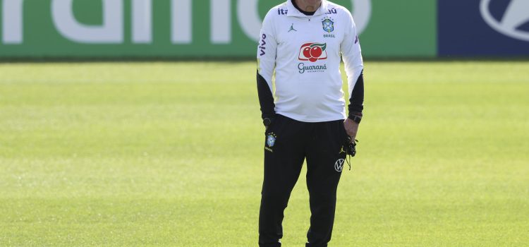 El seleccionador de Brasil, Carlo Ancelotti, dirige un entrenamiento este lunes, en el Columbia Park en Morristown, New Jersey (Estados Unidos). EFE/ Sebastiao Moreira