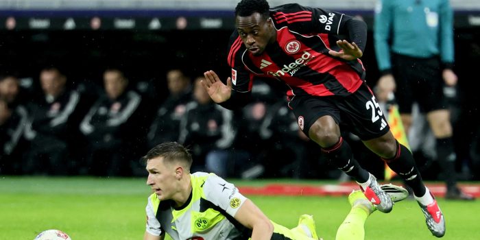 Kalimuendo, en una jugada con Nico Schlotterbeck. EFE/EPA/RONALD WITTEK.