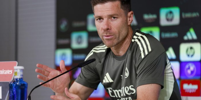 El entrenador del Real Madrid Xabi Alonso, en la rueda de prensa tras el entrenamiento del equipo en la Ciudad Deportiva Valdebebas, en Madrid, este viernes. EFE/Javier Lizón