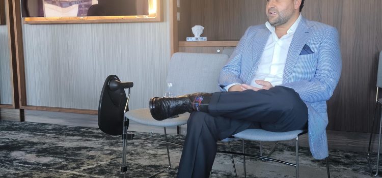 El enviado especial para el Turismo estadounidense de la Administración Trump, Nick Adams, atiende a los medios de comunicación durante su participación en el programa de liderazgo del Consejo Mundial de Viajes y Turismo (WTTC, por sus siglas en inglés) este sábado en un crucero por el canal de Suez. EFE/ Isaac J Martín