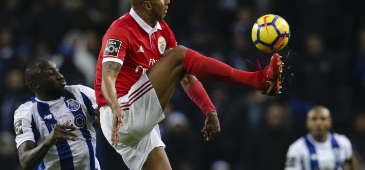 El excentral brasileño Luisão, (dch), antiguo jugador y capitán del Benfica, en una foto de archivo realizada el 1 de diciembre de 2017. EFE/EPA/JOSE COELHO