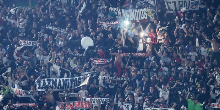 Hinchas de Colo Colo apoyan al equipo , en un partido de la fase de grupos de la Copa Libertadores entre Boca Juniors y Colo Colo en el estadio La Bombonera en Buenos Aires (Argentina). EFE/ Luciano González