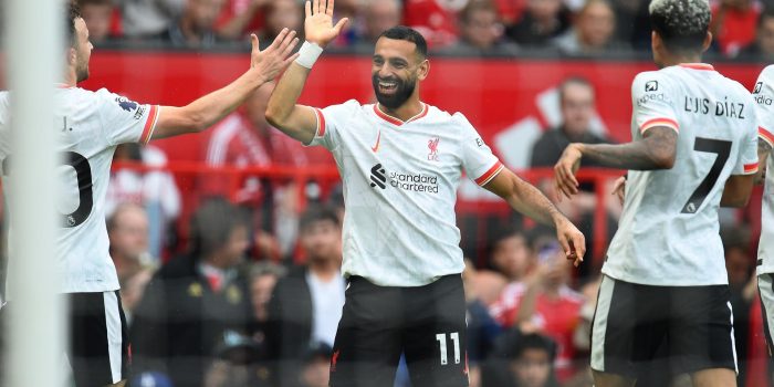 Manchester (Reino Unido), 01/09/2024.- El egipcio Mohamed Salah ha dejado entrever, al término del encuentro que su equipo disputó y ganó al Manchester United, que puede dejar el Liverpool al final de la presente temporada, cuando termina su contrato. En la imagen, el jugador celebra su gol frente al Manchester United, al que derrotaron por 3-0.EFE/EPA/PETER POWELL
