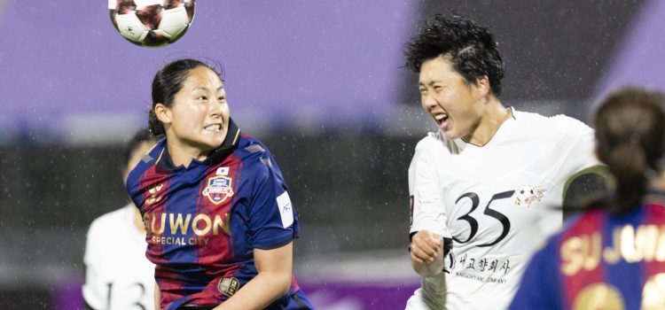 An pok-Yong (d), del Naegohyang femenino, en acción frente a Haruhi Suzuki (i), del Suwon FC femenino, durante la semifinal regional entre ambos equipos, disputada este miércoles en Suwon (Corea del Sur). EFE/ JEON HEON-KYUN