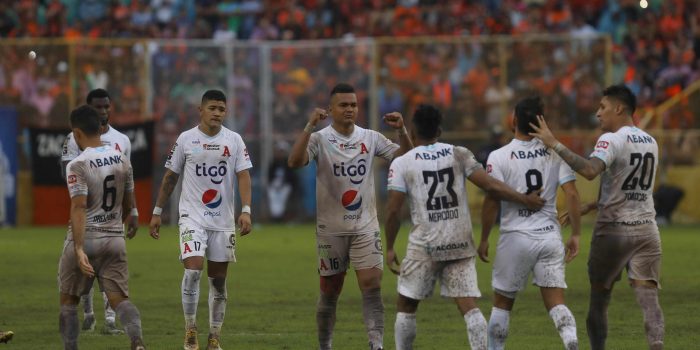 alt El 11 Deportivo se aferra al liderato de la Liga salvadoreña y el Águila lo sigue de cerca
